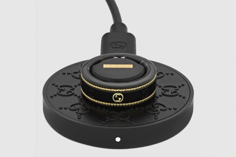 Man sieht den Oura Ring 3 von Gucci.